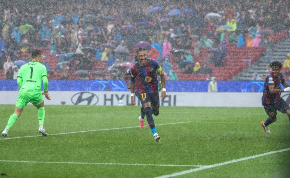 Góc Nhìn ATQ: Camp Nou dột trong mưa lớn, phóng viên tại chỗ thậm chí không dùng được laptop