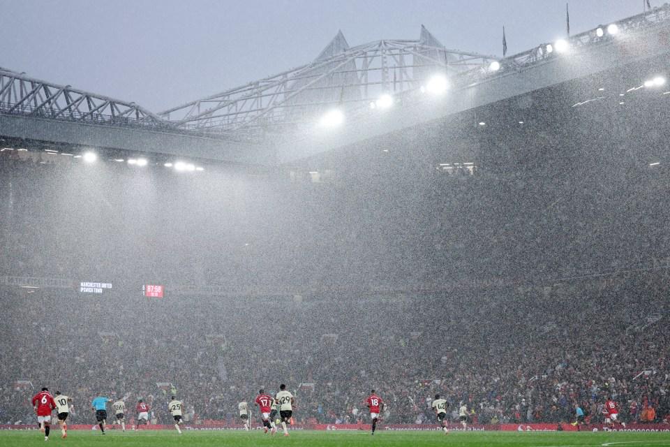 Góc Nhìn ATQ: Man United công bố kết quả điều tra bán lại vé: 685 tài khoản bị cấm season ticket